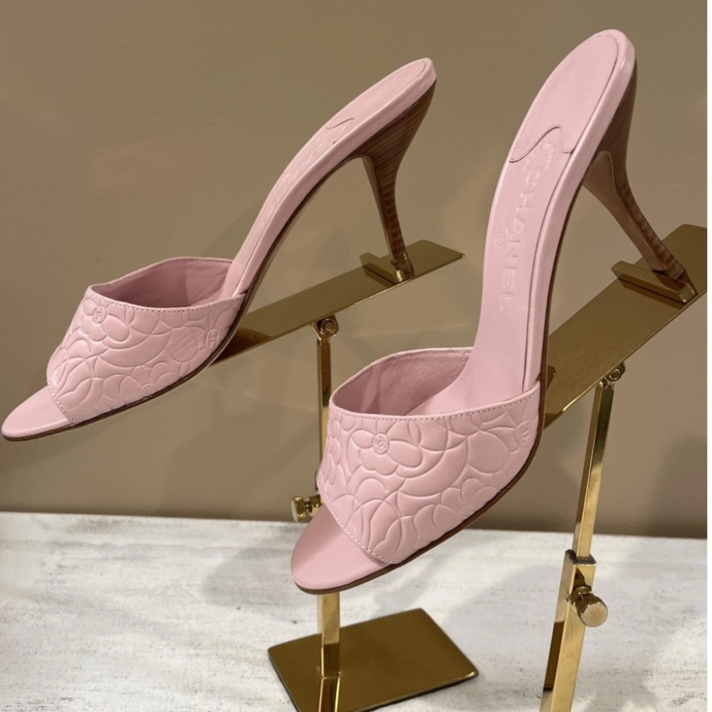 CHANEL Beautiful Pink Heeled Mules